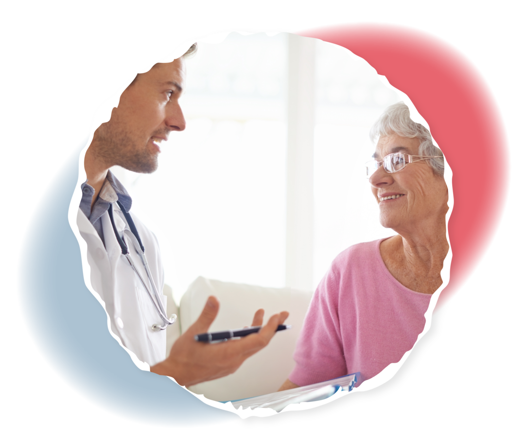 Therapieanpassung Eine ältere Patientin im Gespräch mit einem Arzt.